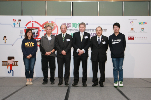 香港特別行政區政府勞工及福利局局長張建宗先生（右二）、周大福慈善基金理事長鄭家成先生（左二）、香港大學校長馬斐森教授（右三），以及香港中文大學副校長許敬文教授（左三）擔任主禮嘉賓，並與兩位中大及港大的學生代表合照（左一及右一）。